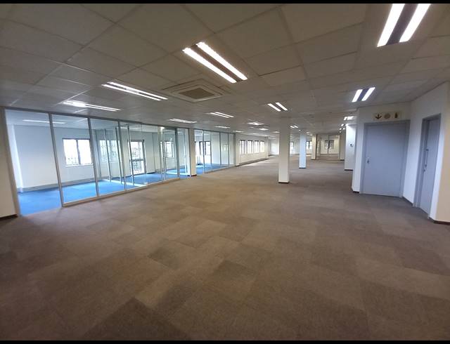 526M² OFFICE TO LET IN BRYANSTON